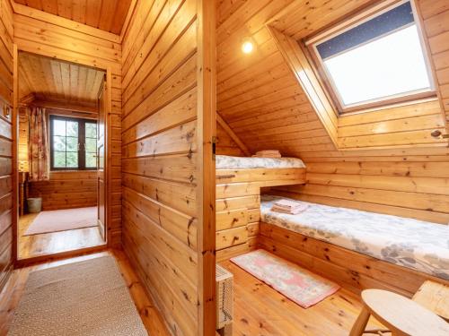 Una cabaña de madera con dos literas y una ventana. en 3 Bed in Higher Clovelly 00366, en Clovelly