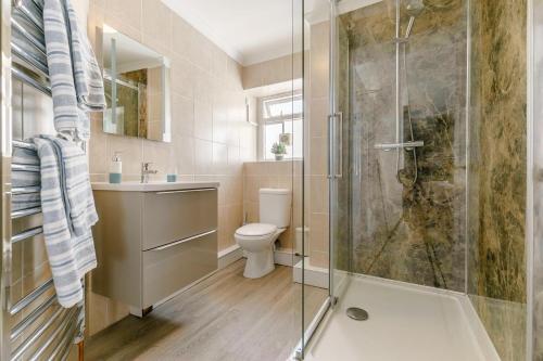 une salle de bains avec douche, toilettes et lavabo dans l'établissement 1 Bed in Looe oc-l30038, à Looe
