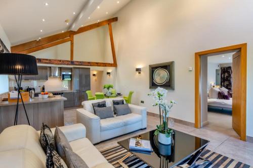 una sala de estar con un sofá y una mesa en 2 Bed in Middleton oc-h29514, en Middleton