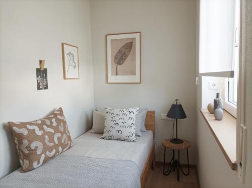 een kleine slaapkamer met een bed en een raam bij Das Kornburg-Quartier in Neurenberg