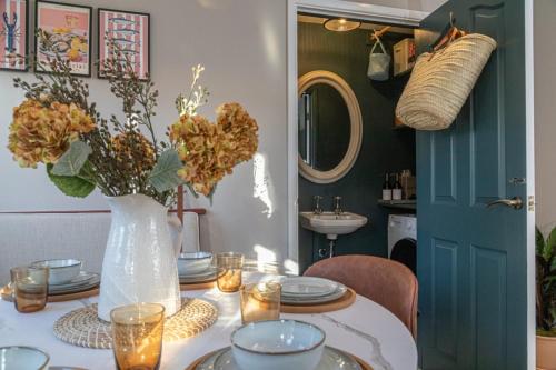 een tafel met een vaas met bloemen in een kamer bij 3 Bed in North Sunderland oc-nb1980 in North Sunderland