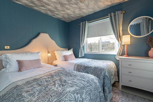 een blauwe slaapkamer met 2 bedden en een raam bij 3 Bed in North Sunderland oc-nb1980 in North Sunderland
