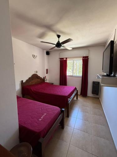 En eller flere senge i et værelse på Hotel Stylo