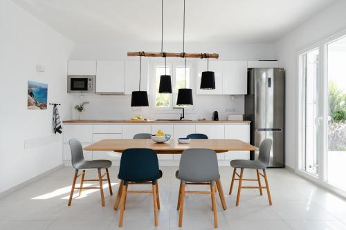 Køkken eller tekøkken på Villa Aura - Beachfront Villa with private pool