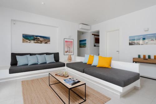 Et opholdsområde på Villa Aura - Beachfront Villa with private pool