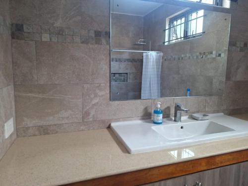 Ένα μπάνιο στο 1 Bedroom Apartment on ground floor with access to swimming pool