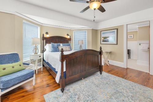 ein Schlafzimmer mit einem Bett, einem Sofa und einem Ventilator in der Unterkunft Shiphouse 2 - Second Floor in East End