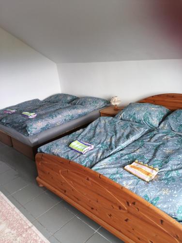 Dos camas una al lado de la otra en una habitación. en Chalet Sedmihori, en Staré Sedlo
