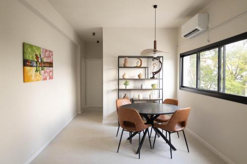 una sala da pranzo con tavolo e sedie di Luxury point a Giv‘atayim