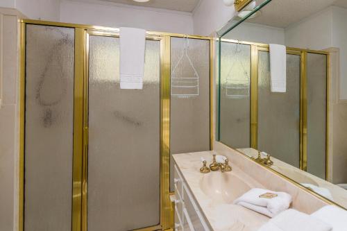 ein Badezimmer mit Dusche und Waschbecken in der Unterkunft 510 A Magnolia in Ebo Landing