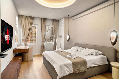 una camera da letto con un letto, una scrivania e un lavandino di Central Designer Condo a Bucarest