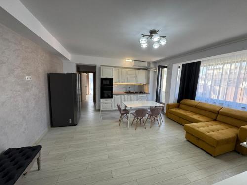 een woonkamer met een bank en een tafel bij Sarah Apartment in Constanţa