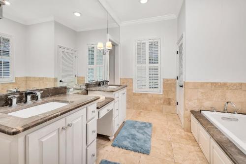 Et badeværelse på 208 Devonwood Drive