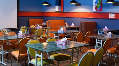 une salle à manger avec tables et chaises dans l'établissement Hotel Summersands Al Wadi Al kabir, à Mascate
