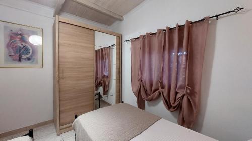 En eller flere senge i et værelse på Serenity house Spiatza