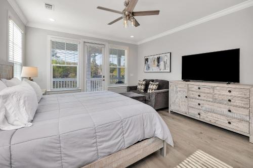 una camera bianca con un grande letto e una TV a schermo piatto di 121 Killgriffe a Oglethorpe Park