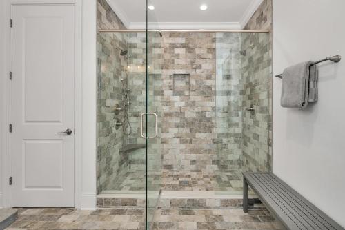 un bagno con doccia con porta in vetro di 121 Killgriffe a Oglethorpe Park