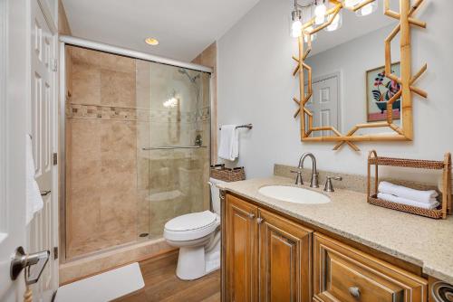 un bagno con doccia, WC e lavandino di 322 Brockinton Marsh a Riverview
