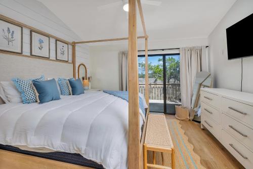 una camera da letto con un letto grande e un balcone di 322 Brockinton Marsh a Riverview