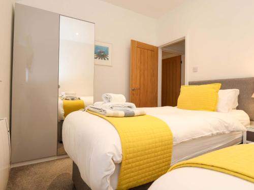 Giường trong phòng chung tại Fishermans Loft