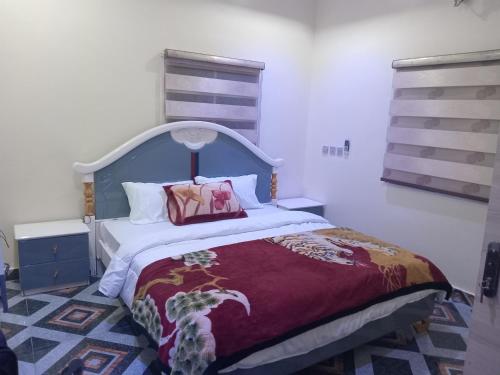 Rúm í herbergi á Miriya apartments