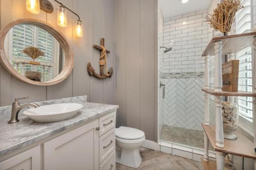 ein Badezimmer mit Waschbecken, Toilette und Dusche in der Unterkunft 16 Coast - Merrimac Cottage in East End