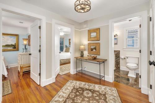 een badkamer met toilet en wastafel bij 27 Coast - Frederica Cottage in East End