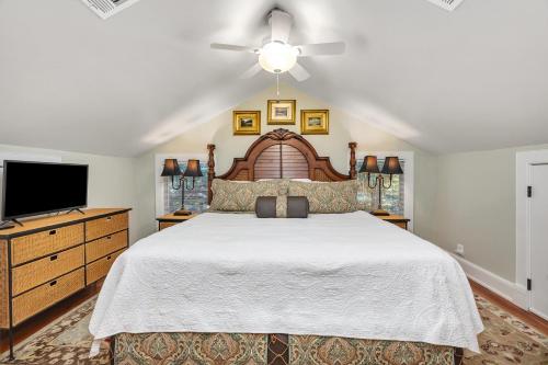 een slaapkamer met een groot bed en een plafondventilator bij 27 Coast - Frederica Cottage in East End