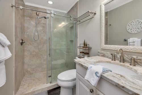 un bagno con doccia, WC e lavandino di Island Square #808 a Island Retreat