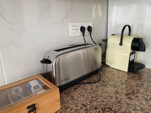La cocina está equipada con tostadora, tostadora y tostadora. en A 1 min de las playas norte y sur, en Peñíscola