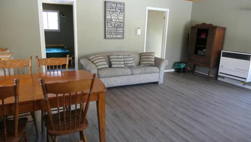 Posezení v ubytování Meadowlark Cabin #5