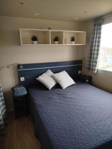 Ένα ή περισσότερα κρεβάτια σε δωμάτιο στο LigetLak Apartman Ház