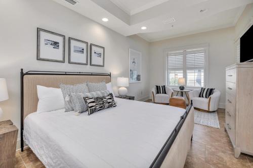 een slaapkamer met een groot bed en een woonkamer bij Sea Gate #104 in Demere Park