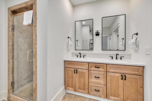 een badkamer met twee wastafels en een douche bij Sea Gate #104 in Demere Park