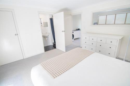 En eller flere senge i et værelse på Melville Views Apartment