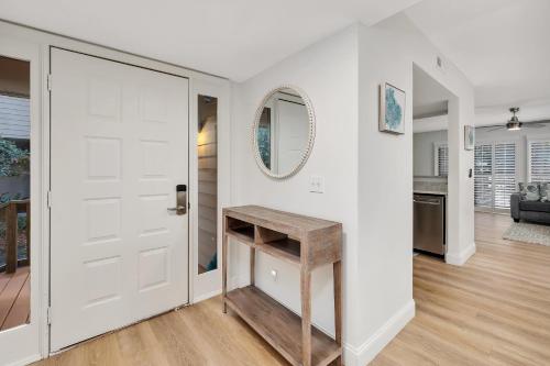 corridoio con porta bianca e tavolo di 353 Brockinton Marsh a Riverview