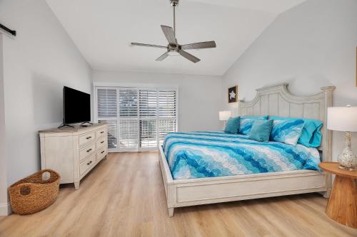 una camera da letto con un letto e un ventilatore a soffitto di 353 Brockinton Marsh a Riverview