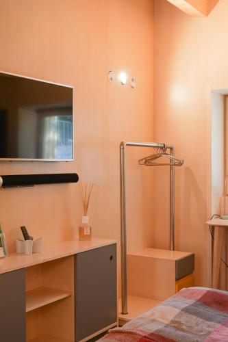 a bedroom with a bed and a desk and a mirror at La Presentosa guest house in Villalago