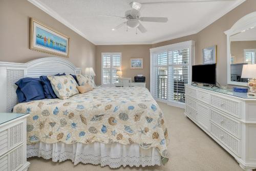 Giường trong phòng chung tại Beach Club #408