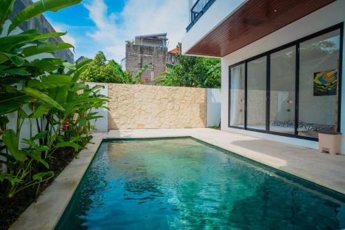 Hồ bơi trong/gần Canggu villa quite cozy with rooftop and studio