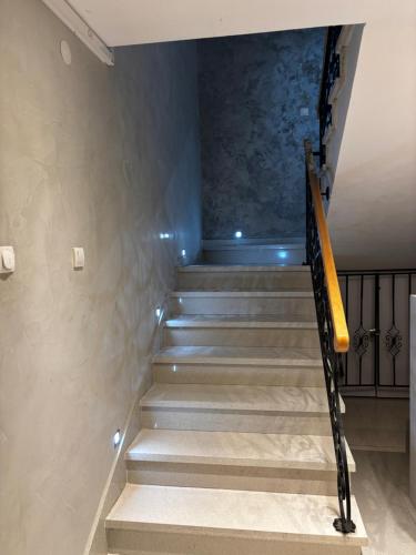 eine Treppe in einem Haus mit einem Gemälde an der Wand in der Unterkunft City Heart Apartments Belgrade Free Wi-Fi Self Check-in Central Location in Belgrad
