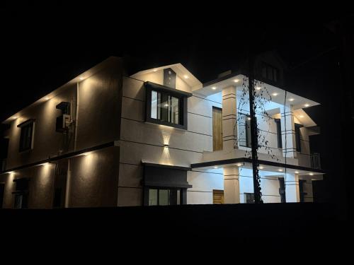 un edificio alto con luces encendidas por la noche en Royal Casa Resort Diveagar, en Borlai Panchaitan