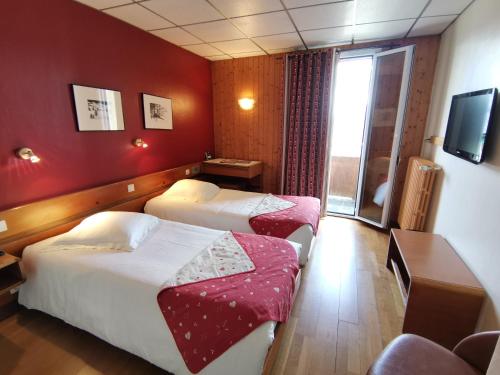 フォン・ロムーにあるキャルリのベッド2台とテレビがあるホテルの部屋