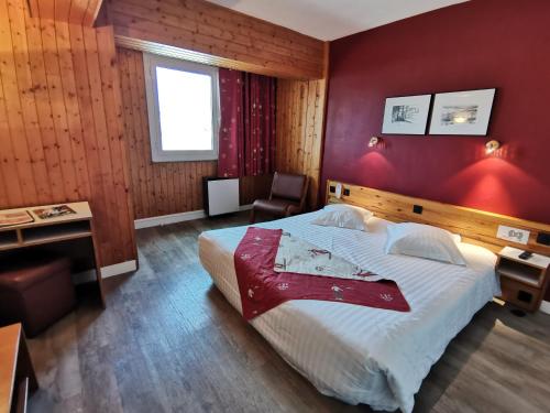 フォン・ロムーにあるキャルリの赤い壁のベッドルーム1室(大型ベッド1台付)