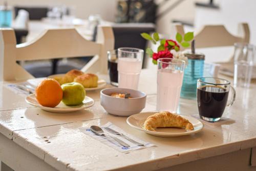 een tafel met borden en glazen melk bij Che in Necochea