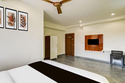 TV a/nebo společenská místnost v ubytování Hotel O by OYO Malani Inn