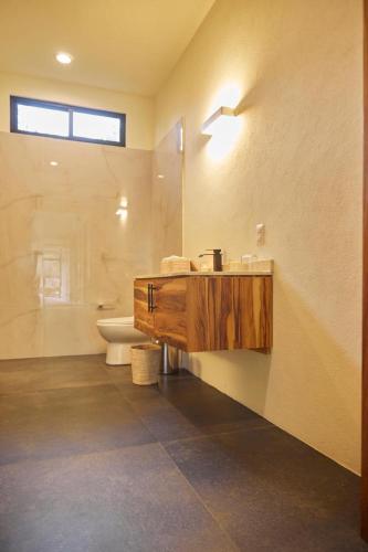 a bathroom with a sink and a toilet at La Malenita casa en Amanalco in Amanalco de Becerra