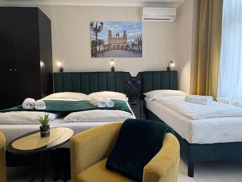 Postel nebo postele na pokoji v ubytování LAS PALMAS ROOMS
