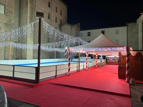 una tenda con luci di Natale e una piscina di Appartamento Elena a Parma