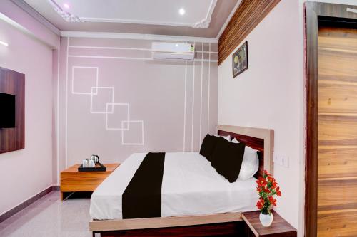 Una cama o camas en una habitación de OYO Hotel O Shiv Shree Dham